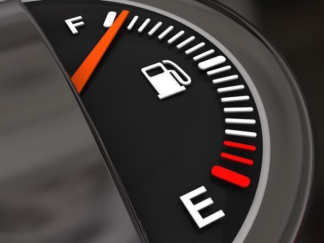 在高速公路上車快沒(méi)油了，附近又沒(méi)加油站該怎么辦？